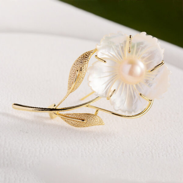 trâm cài áo hoa mai trắng đính ngọc trai thanh lịch