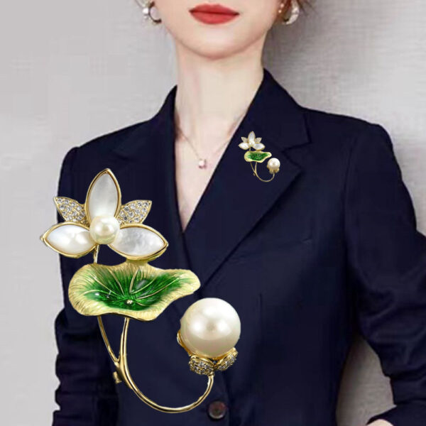 trâm cài áo hoa sen xanh đính ngọc trai