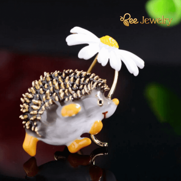 trâm cài áo con nhím đội hoa cúc trắng