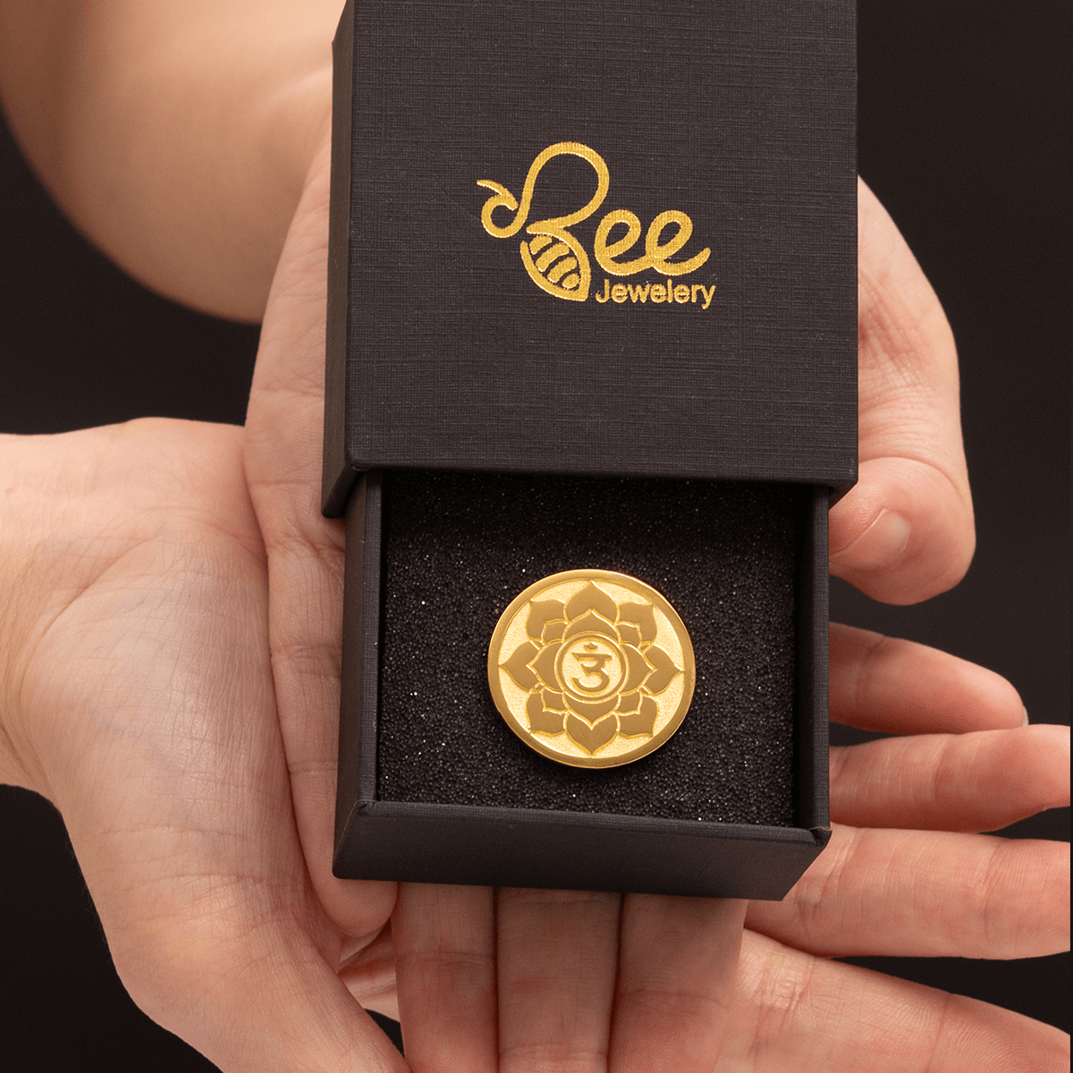 Huy hiệu cài áo hoa sen om phật giáo mạ vàng 24K