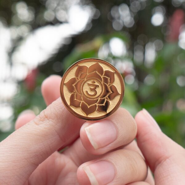 ghim cài áo hoa sen om phật giáo