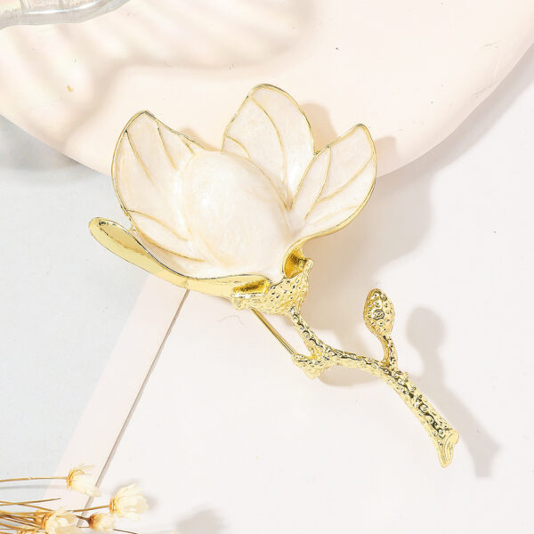 cài áo hoa mộc lan trắng