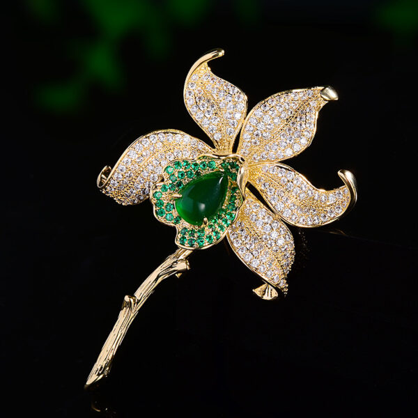 trâm cài áo hoa đính ngọc lục bảo