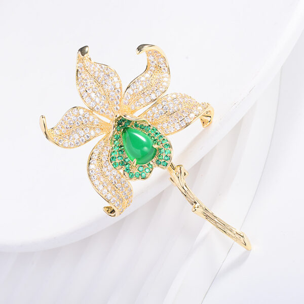 trâm cài áo hoa đính ngọc lục bảo