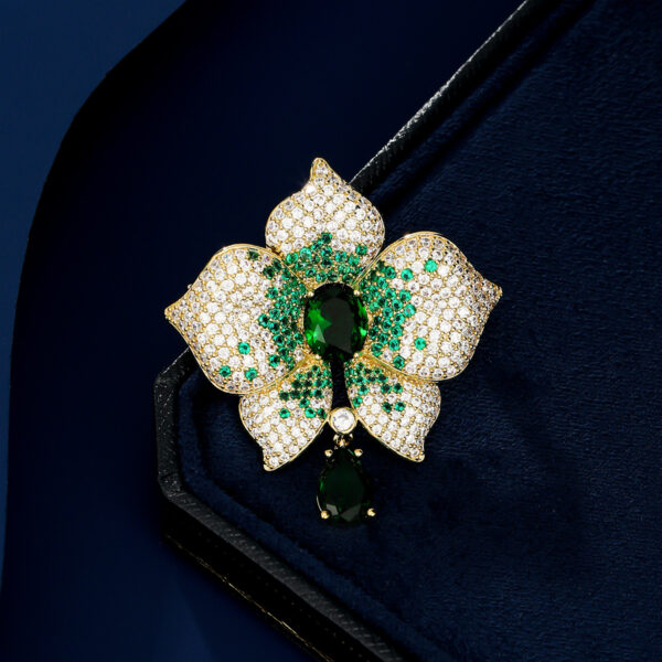 trâm cài áo hoa ngọc lục bảo