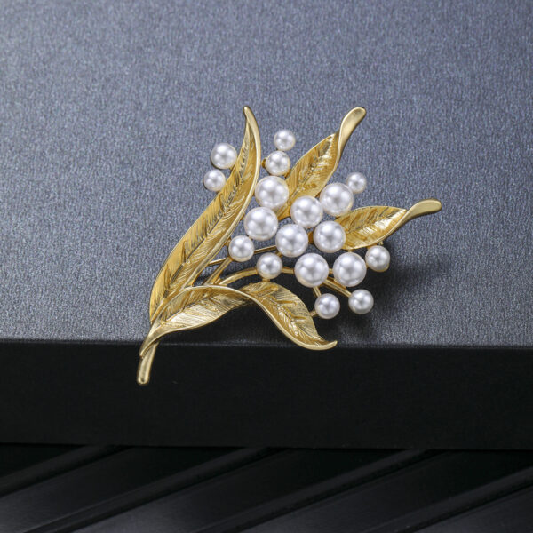 trâm cài áo lá vàng