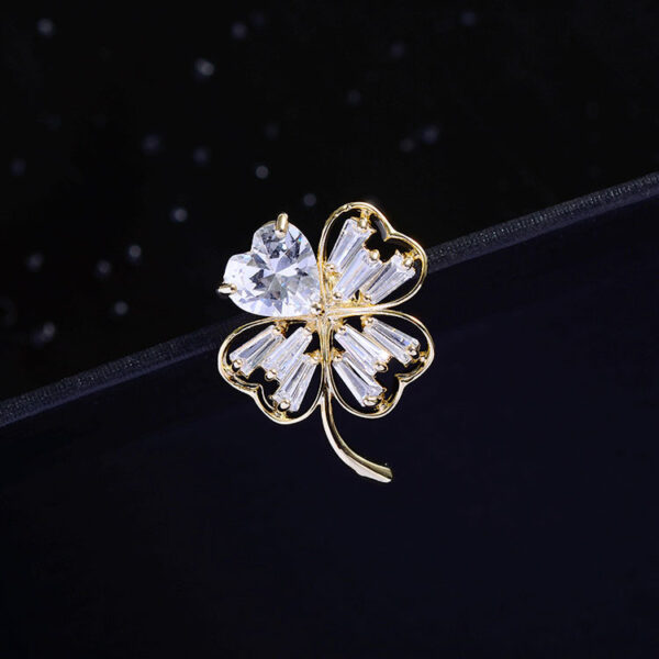 pin cài áo cỏ bốn lá