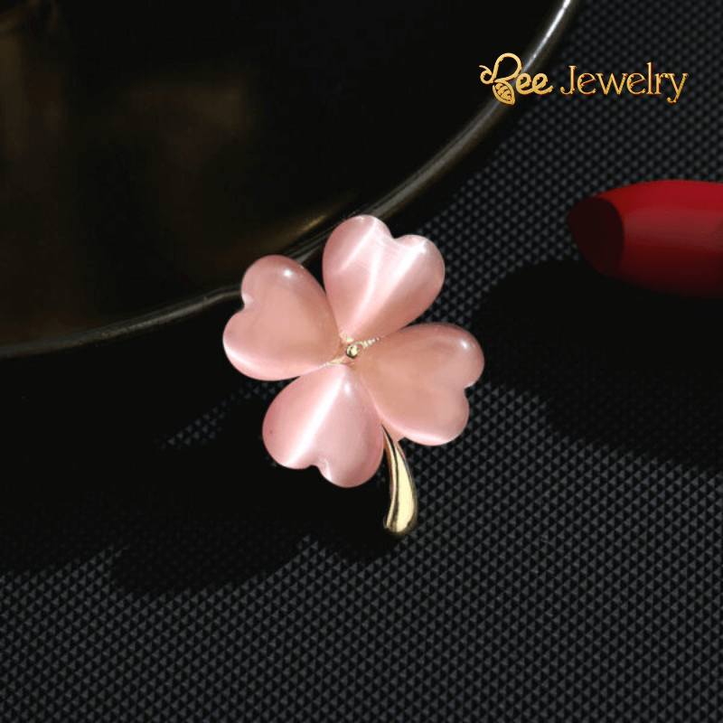 Pin Cài Áo Cỏ 4 Lá May Mắn Đính Phale Hồng