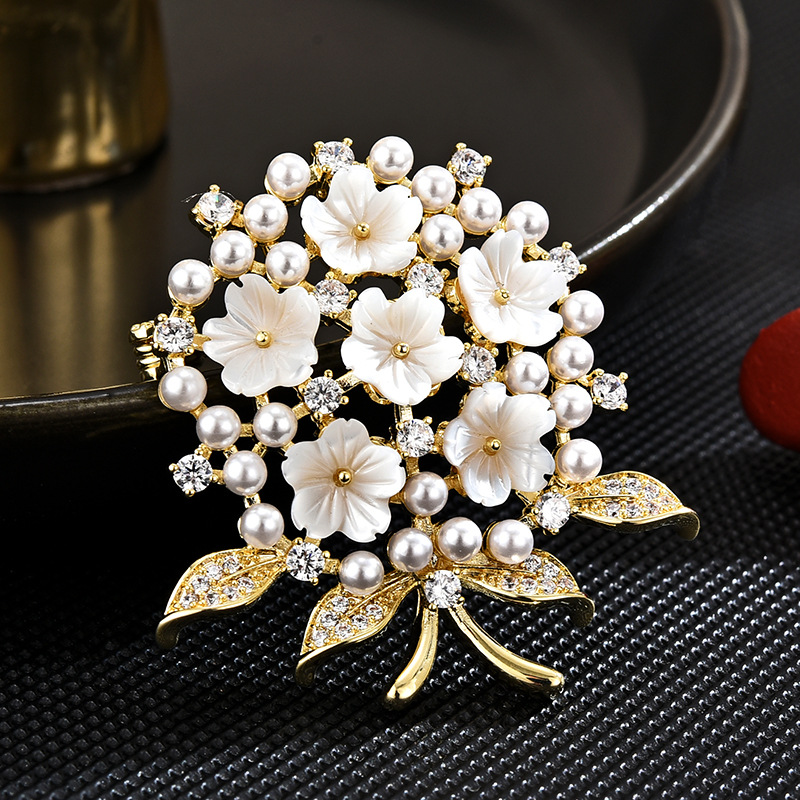 trâm cài áo hoa cẩm tú cầu trắng