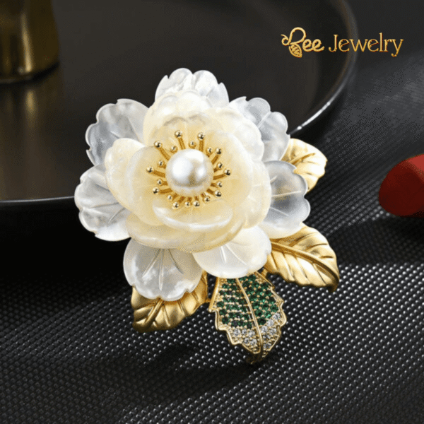 trâm cài áo hoa mẫu đơn trắng đính ngọc trai