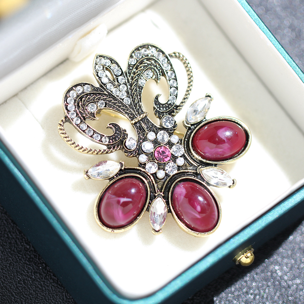 cài áo đính đá phong cách retrothanh lịch