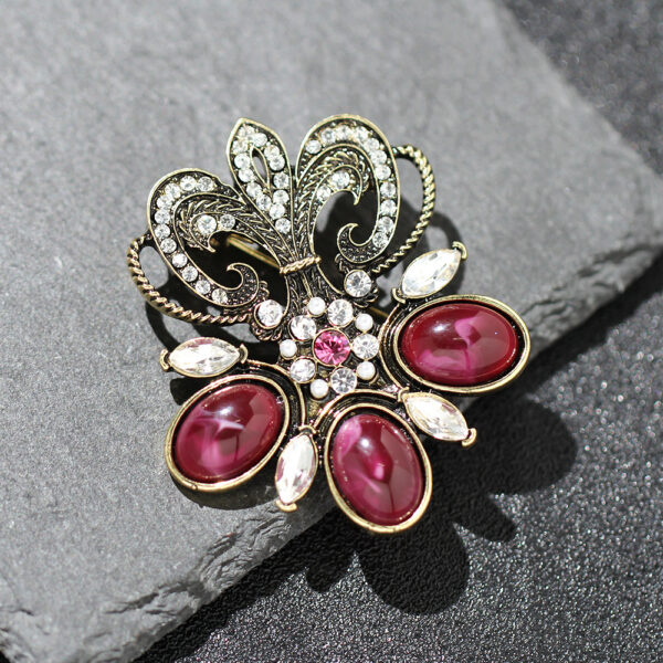 trâm cài áo đính đá phong cách retro