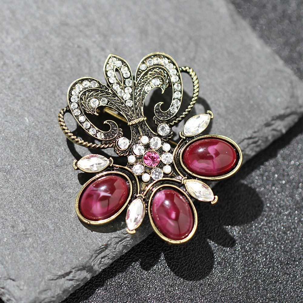 trâm cài áo đính đá phong cách retro