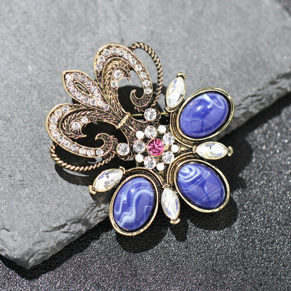 trâm cài áo đính đá phong cách retro