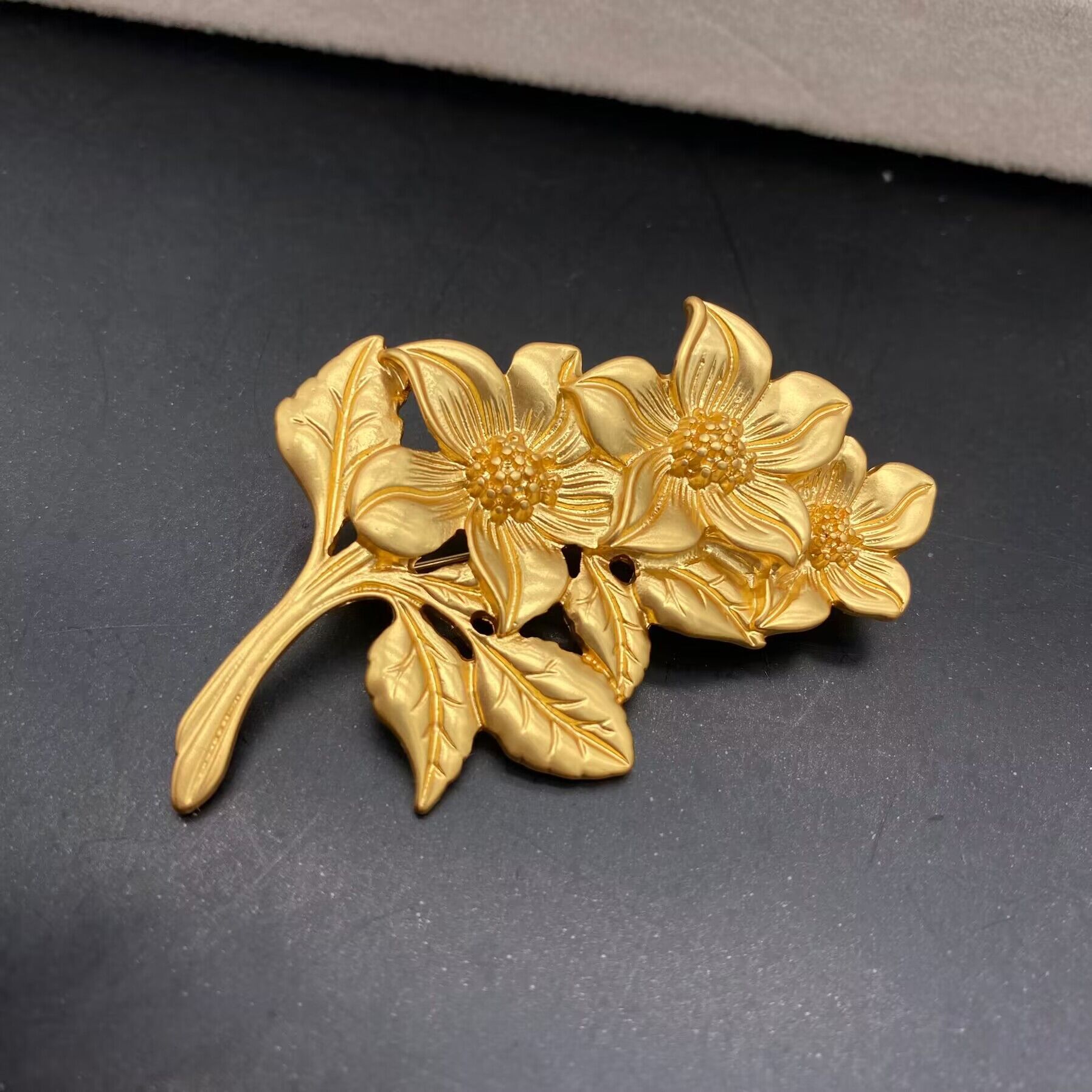 trâm cài áo nhành hoa mạ vàng 24K