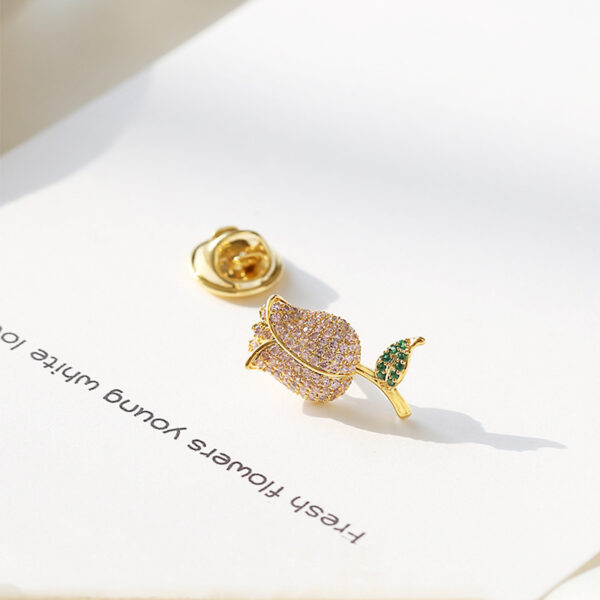 pin cài áo nụ hồng đính đá