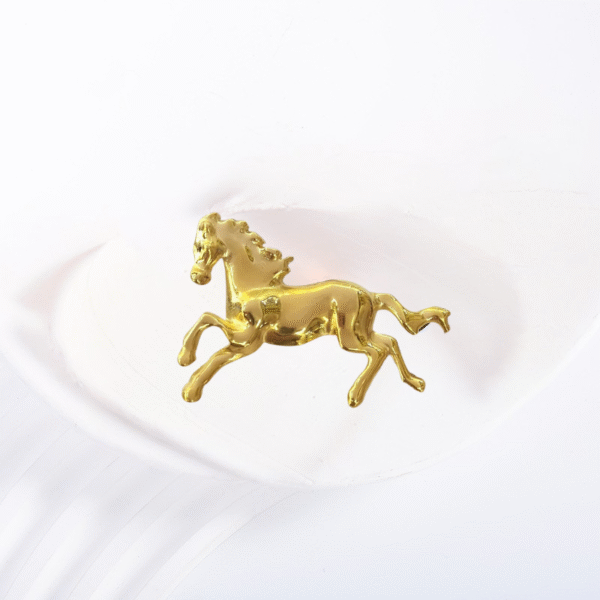 cài áo ngựa phong thủy mạ vàng 24K