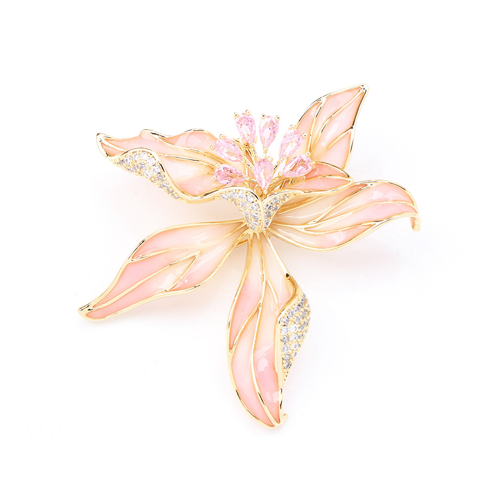 cài áo hoa diên vĩ hồng xinh phù hợp cài áo vest