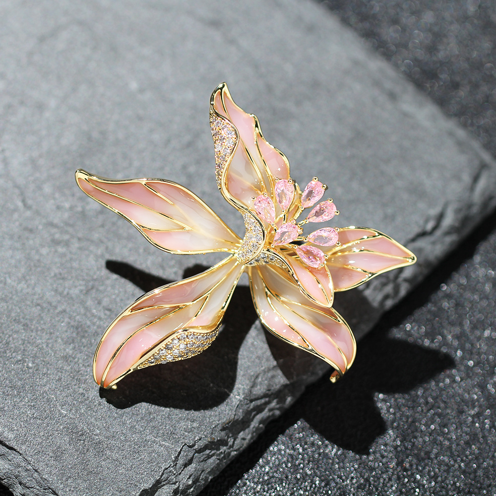 trâm cài áo hoa diên vĩ hồng