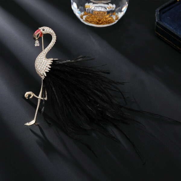 trâm cài áo hồng hạc lông vũ đen