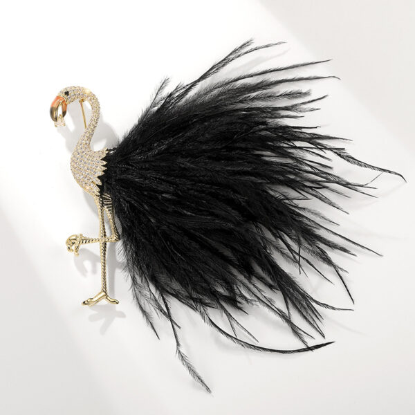 cài áo hồng hạc lông vũ đen bí ẩn