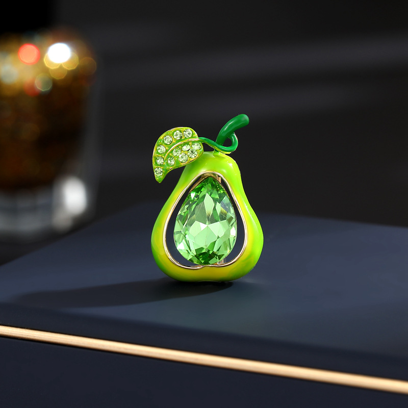 pin cài áo quả lê dành cho mệnh mộc