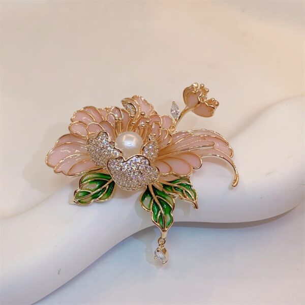 cài áo hoa mãu đơn hồng đính ngọc trai