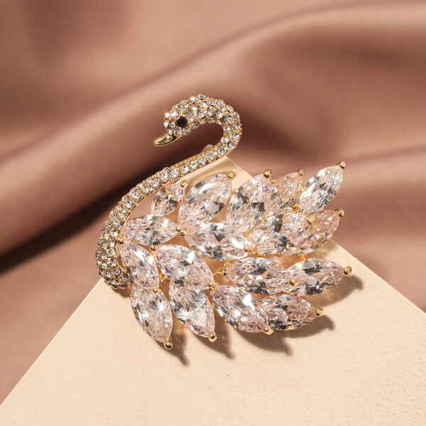 trâm cài áo thiên nga đính phale trắng