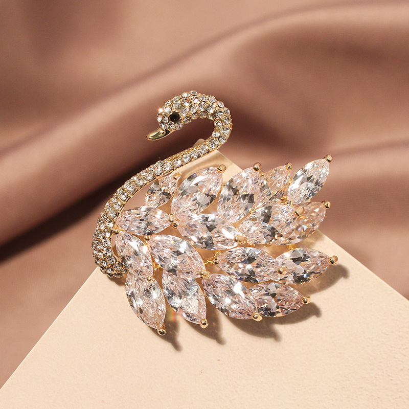 trâm cài áo thiên nga đính phale trắng