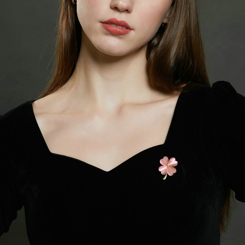 trâm cài áo cỏ 4 lá