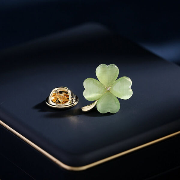 trâm cài áo cỏ 4 lá dành cho mệnh mộc