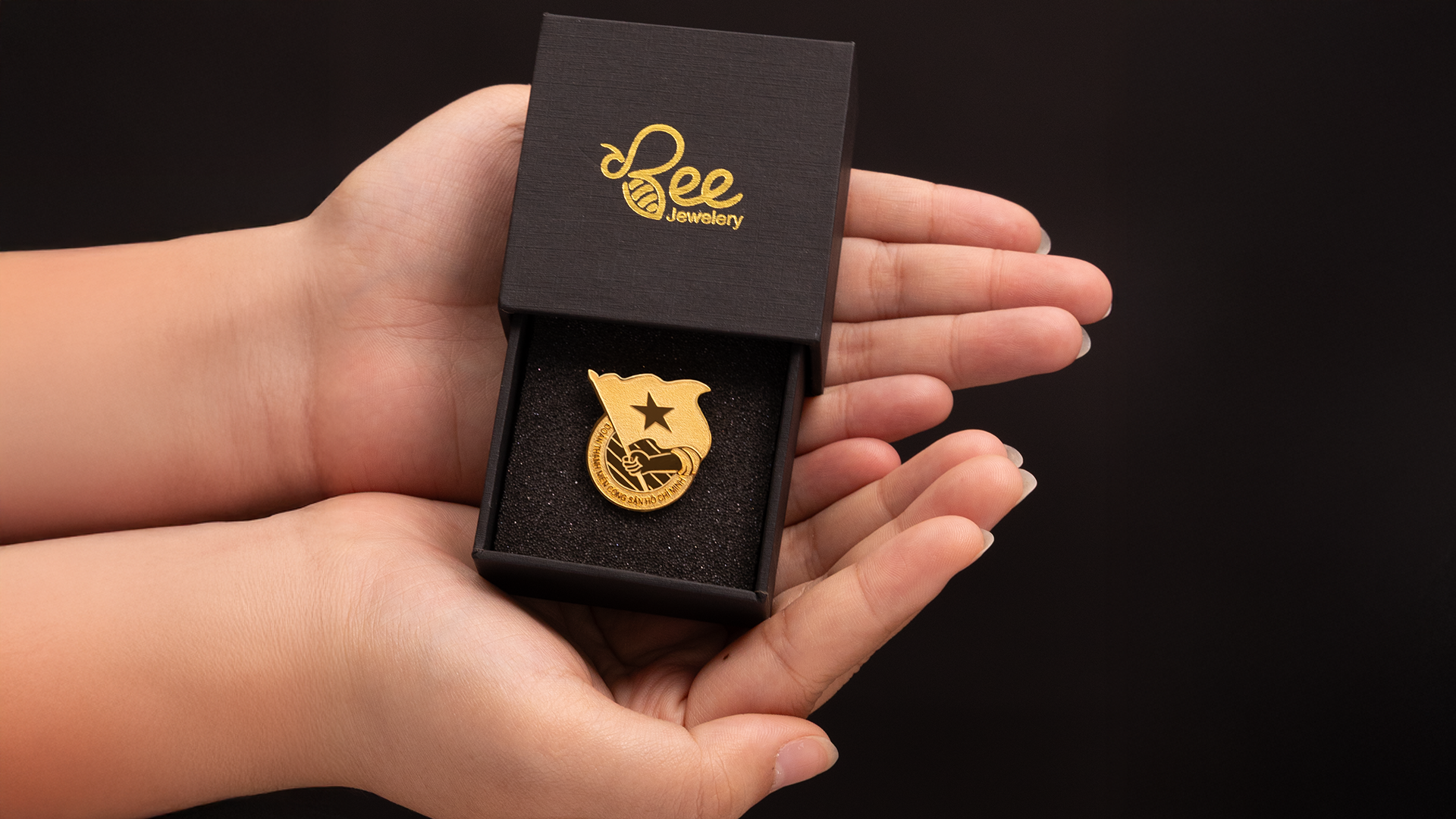 huy hiệu mạ vàng