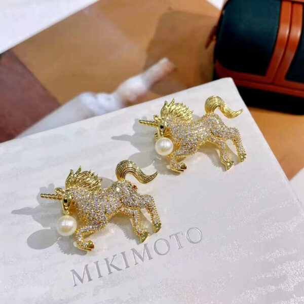 cài áo con ngựa đính đá