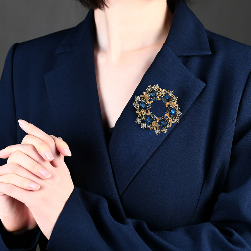 cài áo vest công sở thanh lịch