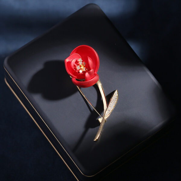 cài áo vest hoa hồng