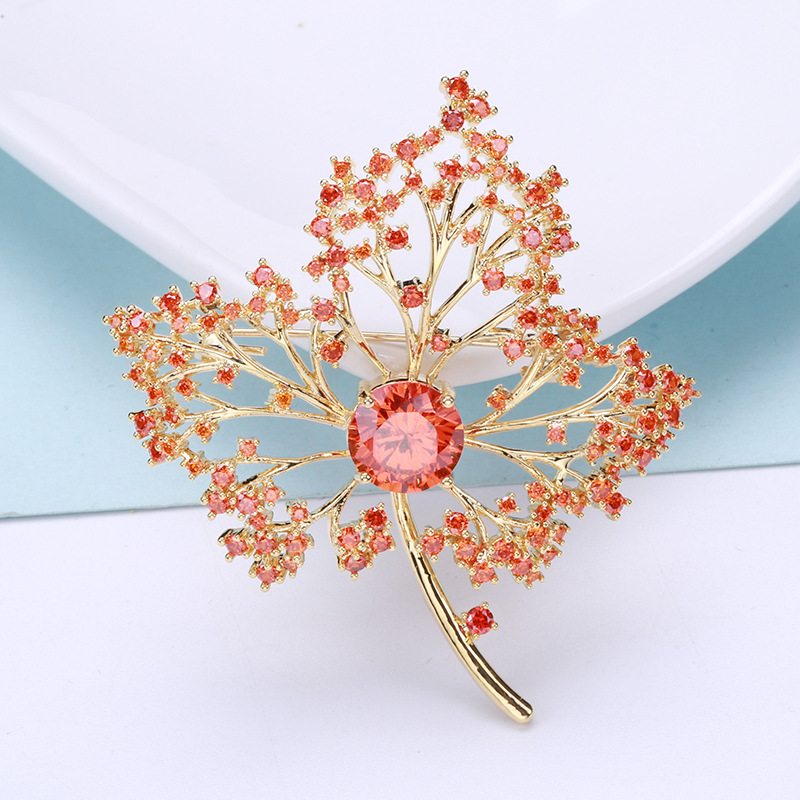 cài áo vest nữ hình lá phong đỏ