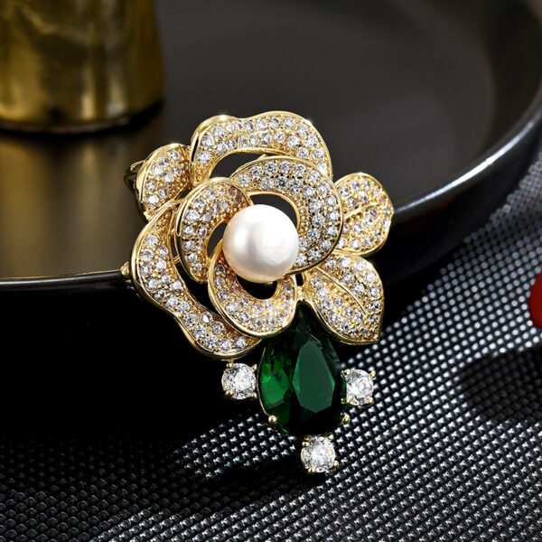 trâm cài áo hoa hồng dự tiệc