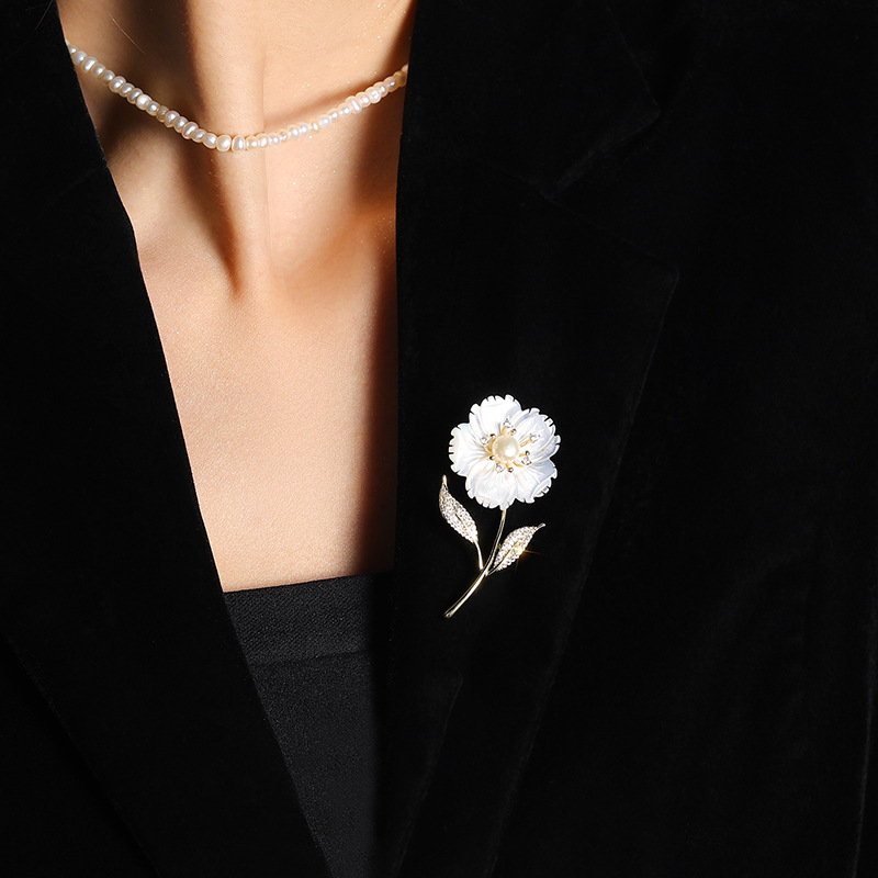 trâm cài áo hoa mai trắng