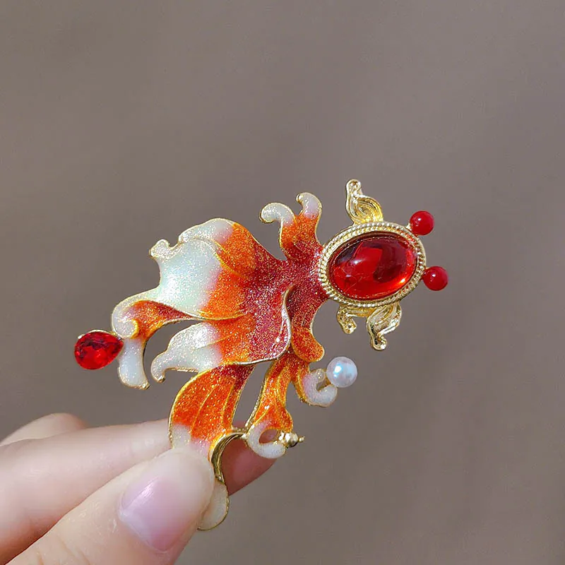 Trâm Cài Áo Cá Vàng Long Châu Đính Đá Ruby - Hình ảnh 5