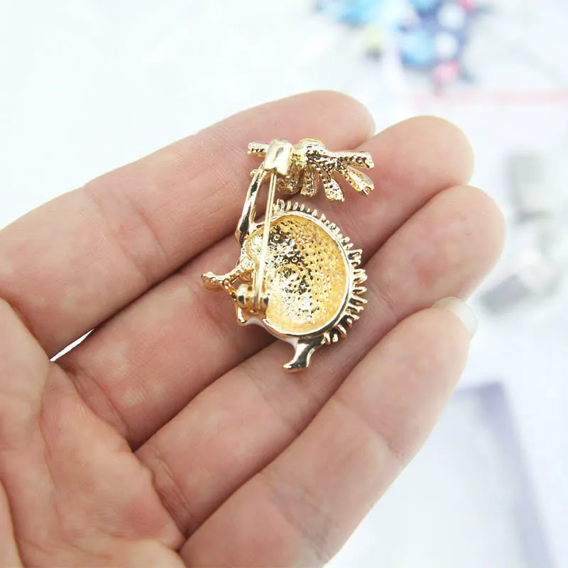 Trâm Cài Áo Con Nhím Đội Hoa Cúc Trắng - Hình ảnh 2