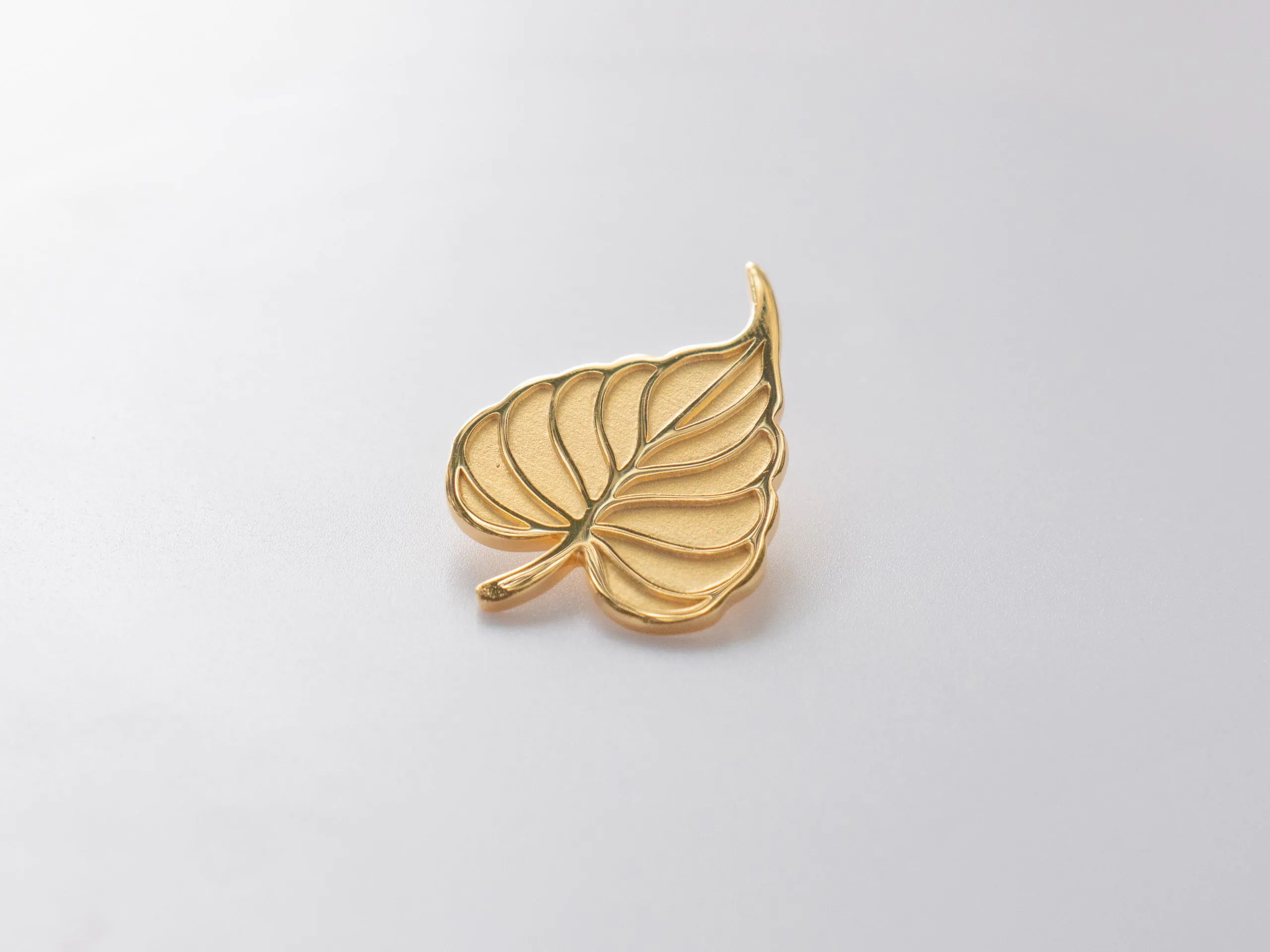cài áo lá bồ đề mạ vàng 24k