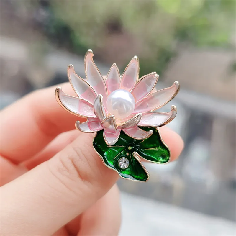 Trâm Cài Áo Hoa Sen Đính Đá Ngọc Trai - Hình ảnh 2