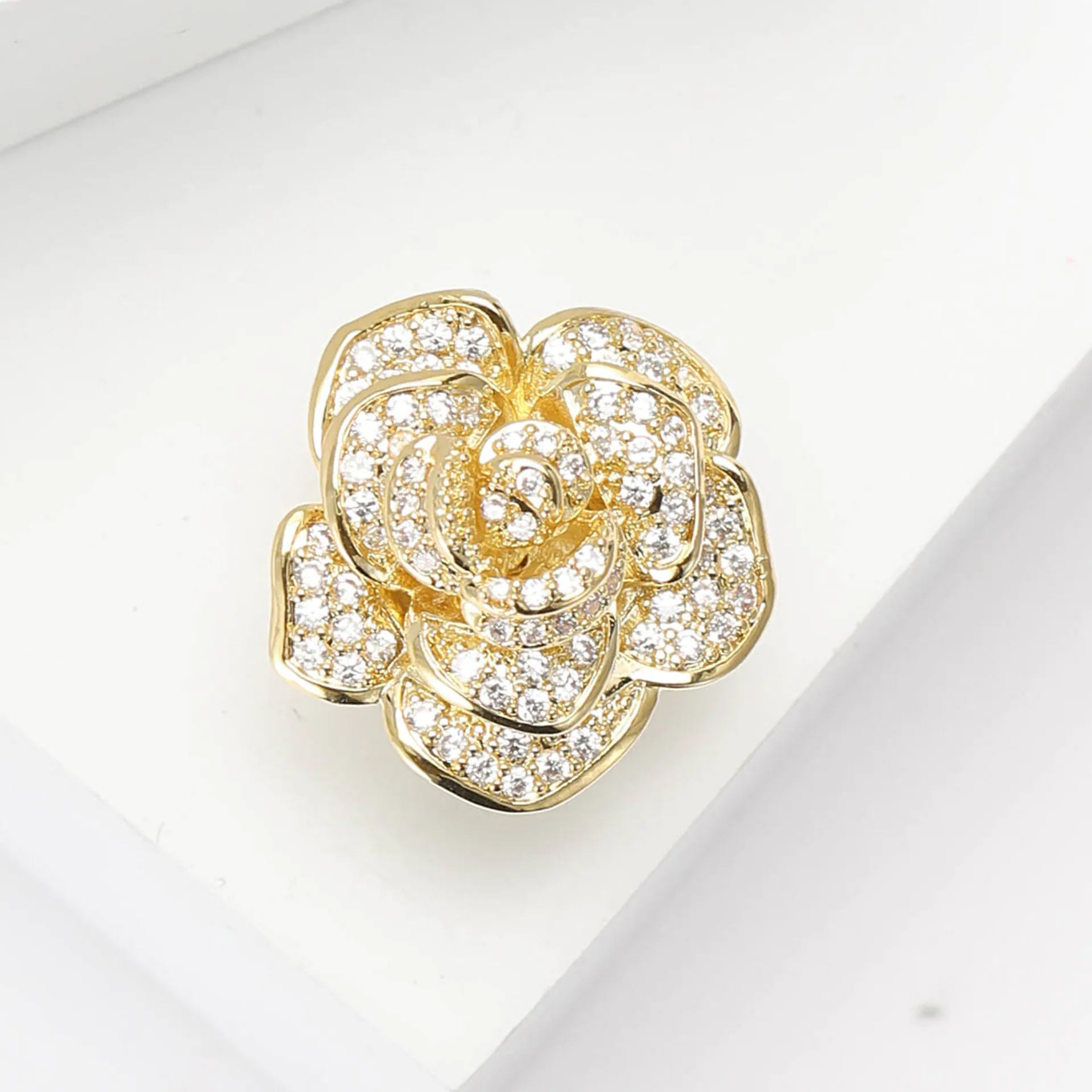 cài áo nụ hồng đính đá cao cấp