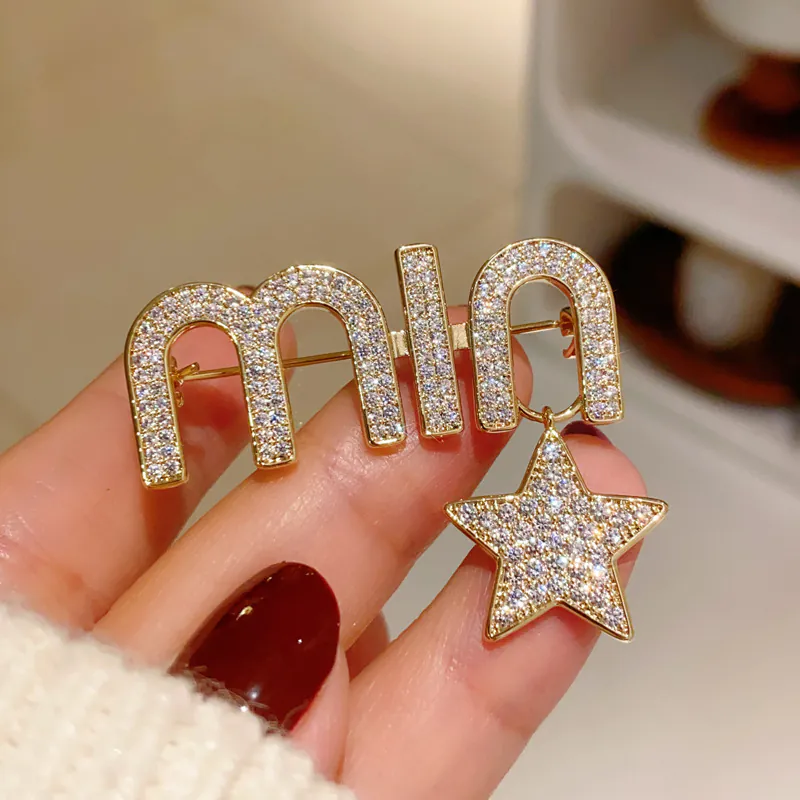 Trâm Cài Áo Chữ MIN Tua Rua Ngôi Sao Đính Đá - Hình ảnh 2