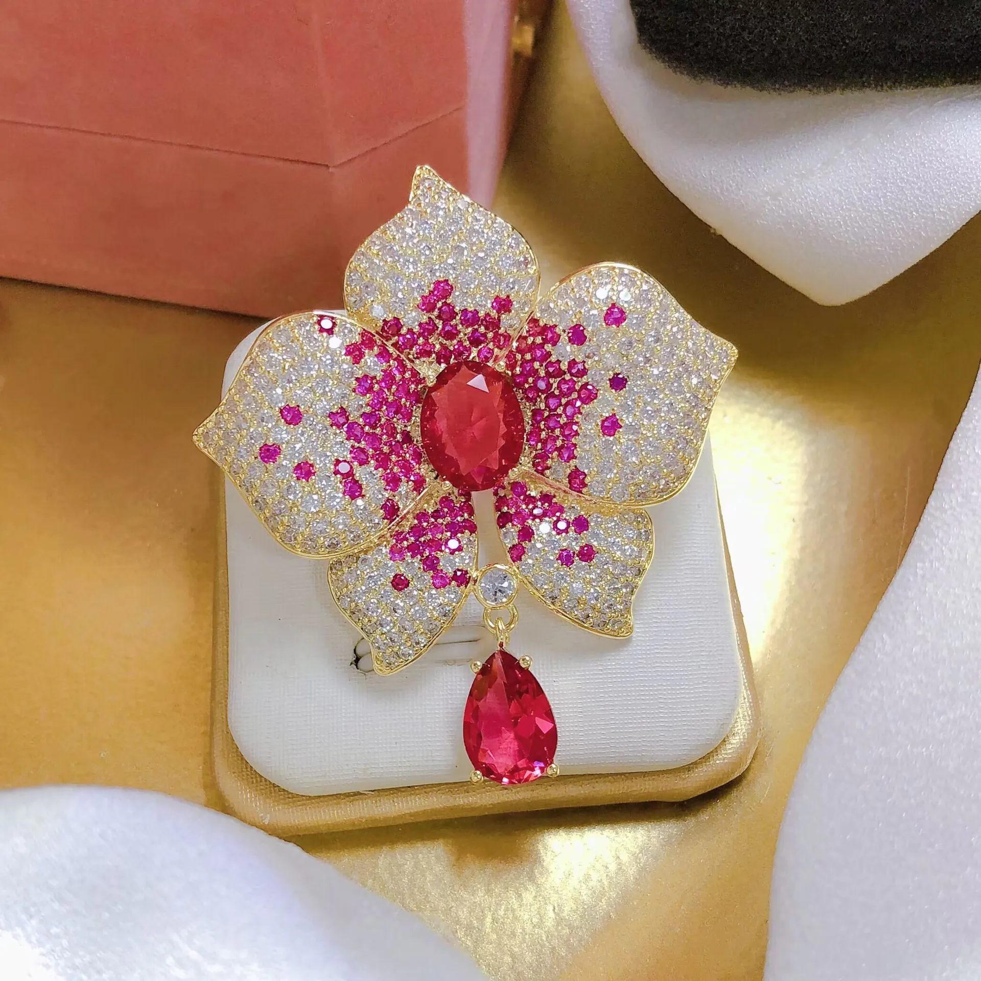 Trâm Cài Áo Hoa Đính Thạch Anh Hồng - Hình ảnh 2