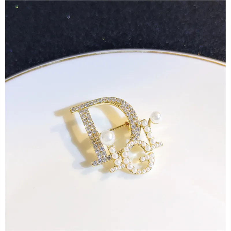Trâm Cài Áo Chữ Dior Đính Đá Ngọc Trai - Hình ảnh 8
