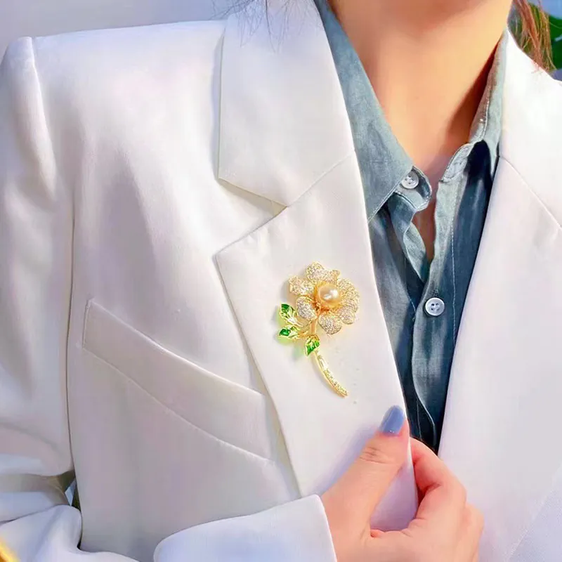 Trâm Cài Áo Hoa Đính Ngọc Trai Ánh Kim - Hình ảnh 2