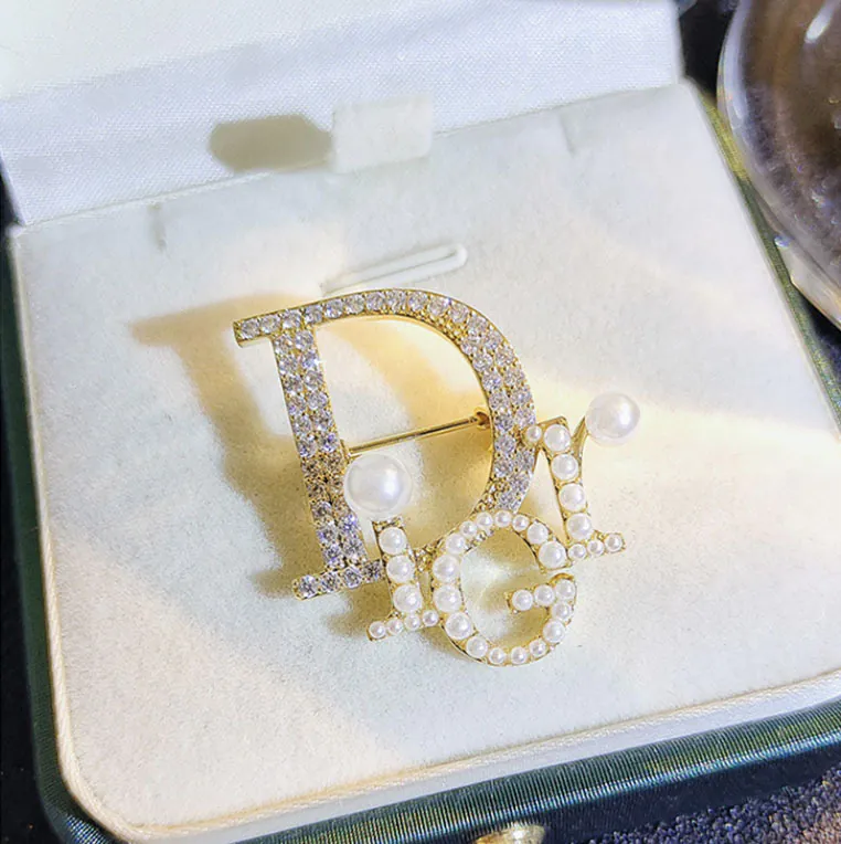 Trâm Cài Áo Chữ Dior Đính Đá Ngọc Trai - Hình ảnh 7