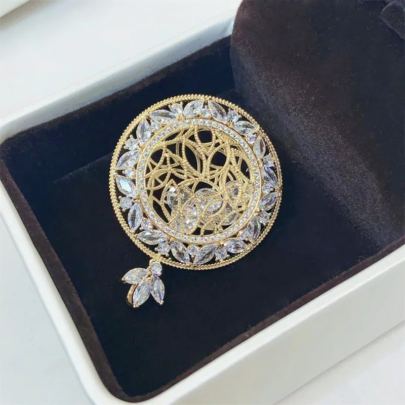 Trâm Cài Áo Đĩa Ren Rỗng Đính Đá Cao Cấp - Hình ảnh 5