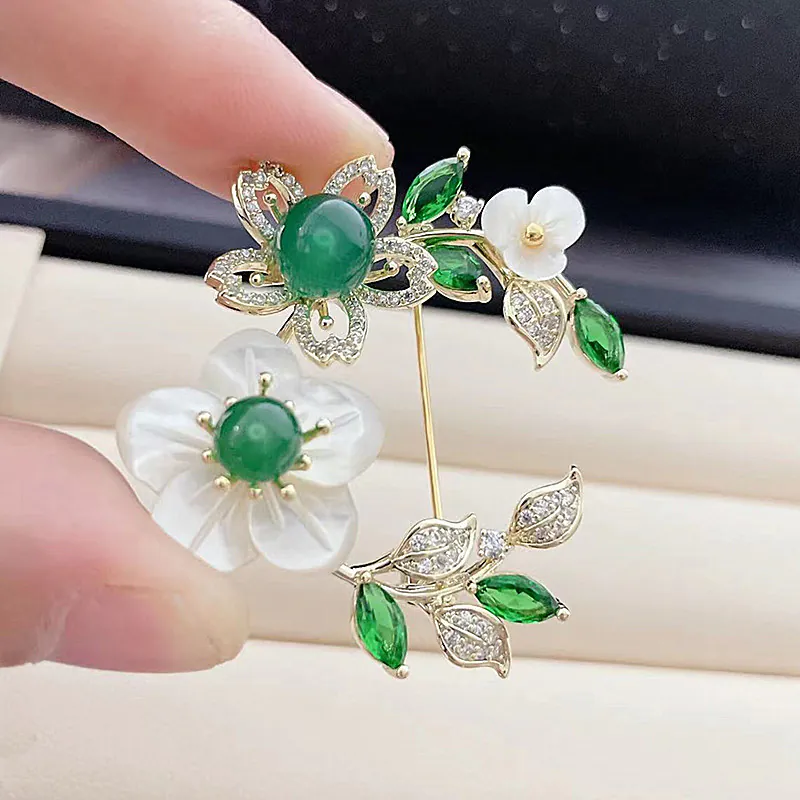 Trâm Cài Áo Vòng Hoa Đính Ngọc Lục Bảo - Hình ảnh 6